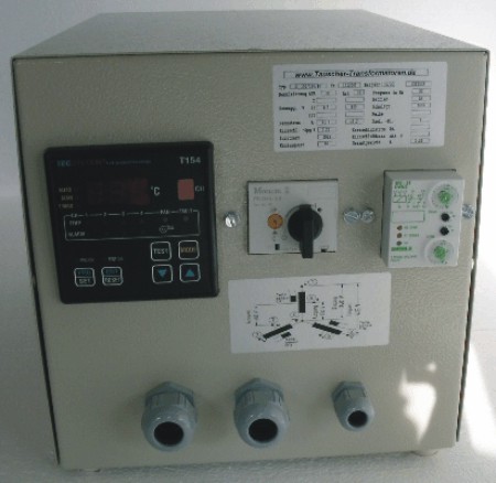 Voltage monitoring relay